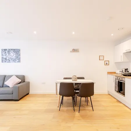 Warm 2 Bedroom Apartment 15 Min Walk To Etihad Stadium And City Center-2